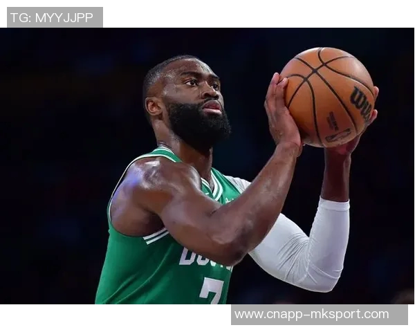 杰伦布朗全能表现助力球队稳定胜利30分10板5助3断展现全面实力