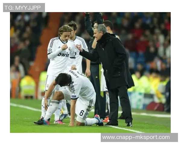 穆里尼奥与C罗如父子般亲密却曾因教诲几乎让其泪崩的故事